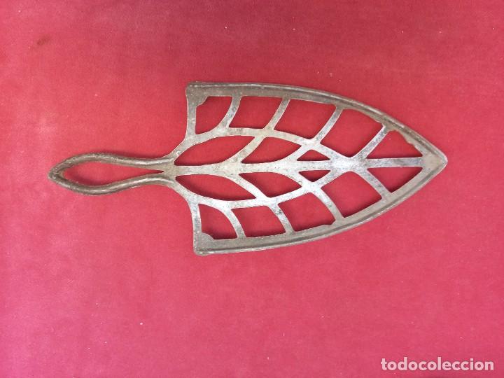 Antig&uuml;edades: apoyaplanchas de aluminio - Foto 2