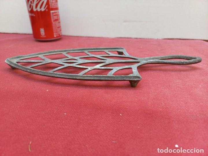Antig&uuml;edades: apoyaplanchas de aluminio - Foto 3