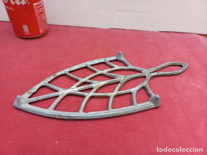 Antig&uuml;edades: apoyaplanchas de aluminio - Foto 4