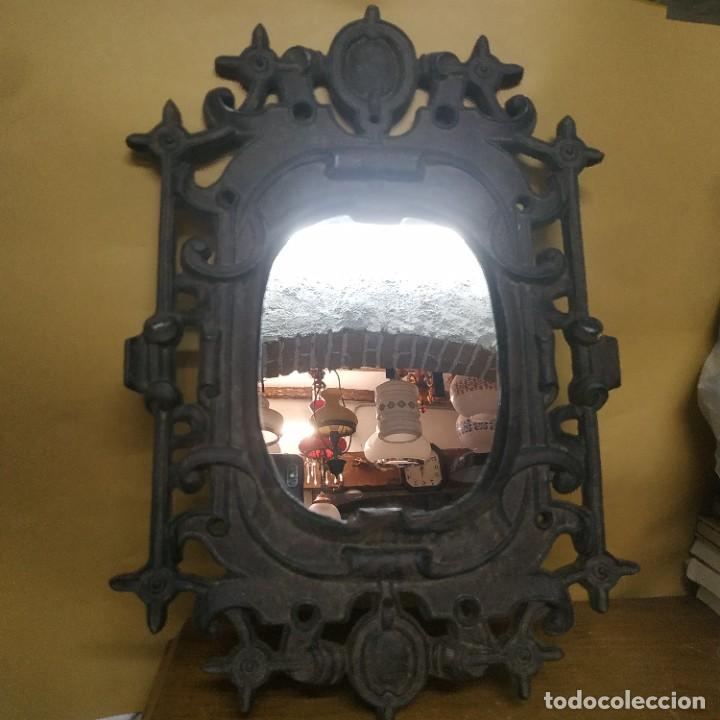 Antig&uuml;edades: Antiguo espejo - fundici&oacute;n de hierro - Foto 1