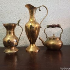 Antigüedades: CONJUNTO DE JARRA, ÁNFORA, TETERA DE LATÓN GRABADO. Lote 330589853