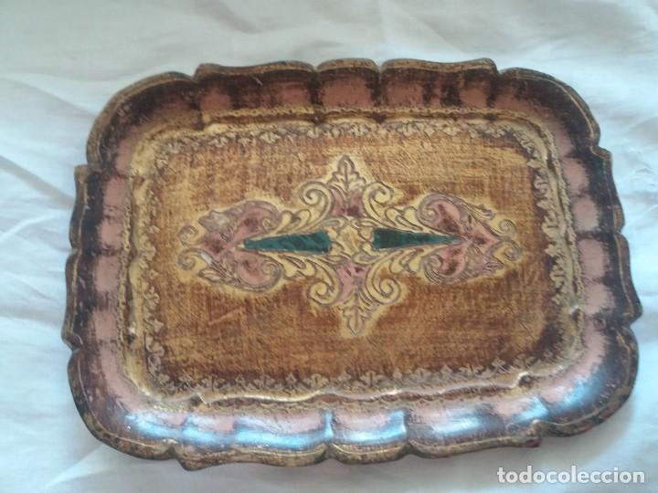 Antig&uuml;edades: Bandeja de madera policromada - Foto 1