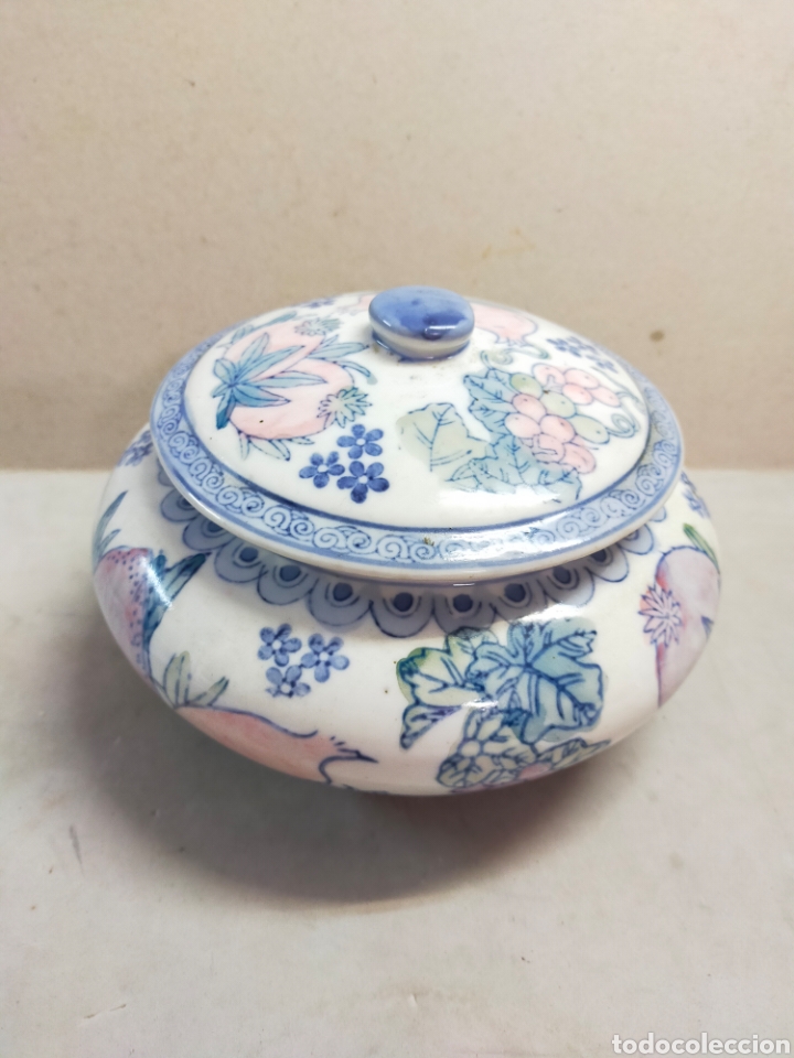 Antiquit&auml;ten: GALLETERO EN PORCELANA, RECIPIENTE CON TAPA, DECORACION VEGETAL. 20 CM DE DI&Aacute;METRO.