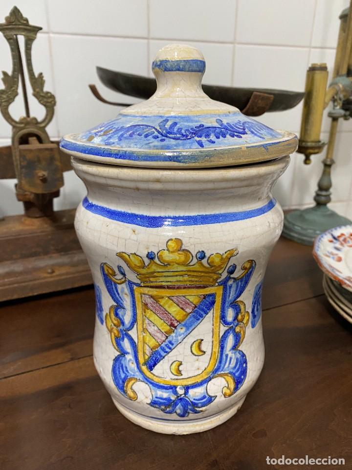 Antig&uuml;edades: Albarelo de cer&aacute;mica con escudo - Foto 1