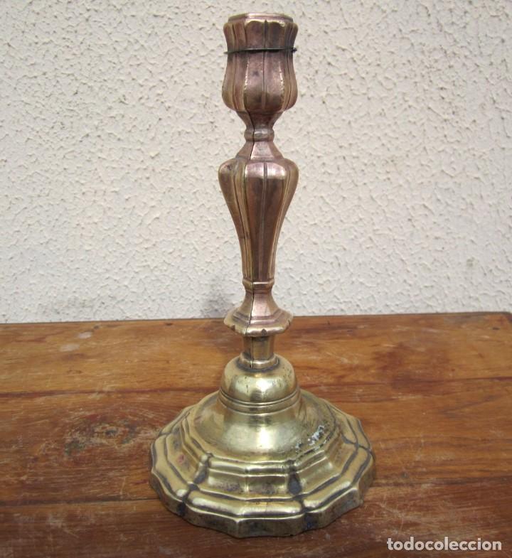 Antig&uuml;edades: Candelabro de bronce fuste exagonal SXIX - Foto 1