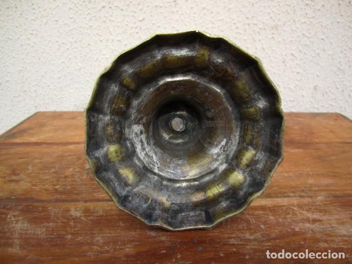 Antig&uuml;edades: Candelabro de bronce fuste exagonal SXIX - Foto 5