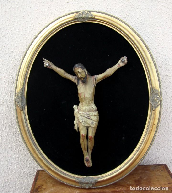 Antig&uuml;edades: Cristo en madera tallada y policromada, en marco ovalado - Foto 1