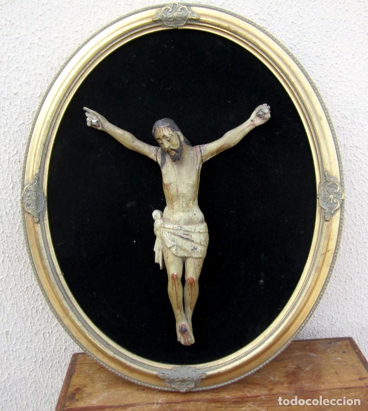Antig&uuml;edades: Cristo en madera tallada y policromada, en marco ovalado - Foto 2