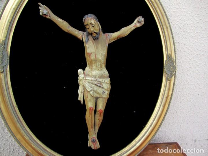 Antig&uuml;edades: Cristo en madera tallada y policromada, en marco ovalado - Foto 3