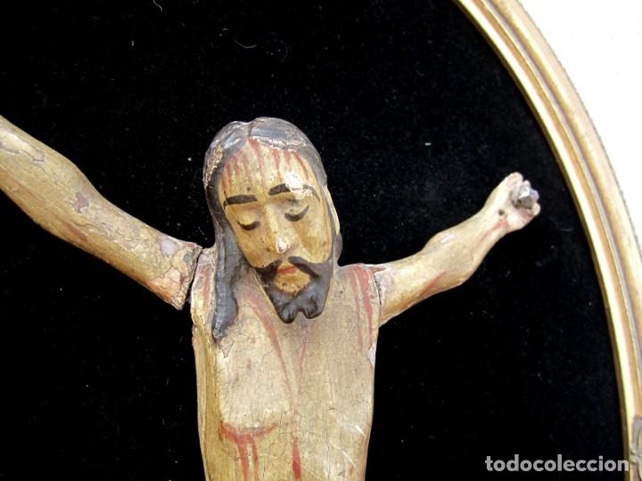 Antig&uuml;edades: Cristo en madera tallada y policromada, en marco ovalado - Foto 7