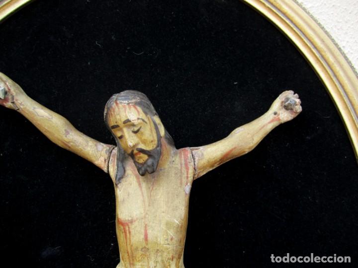 Antig&uuml;edades: Cristo en madera tallada y policromada, en marco ovalado - Foto 8