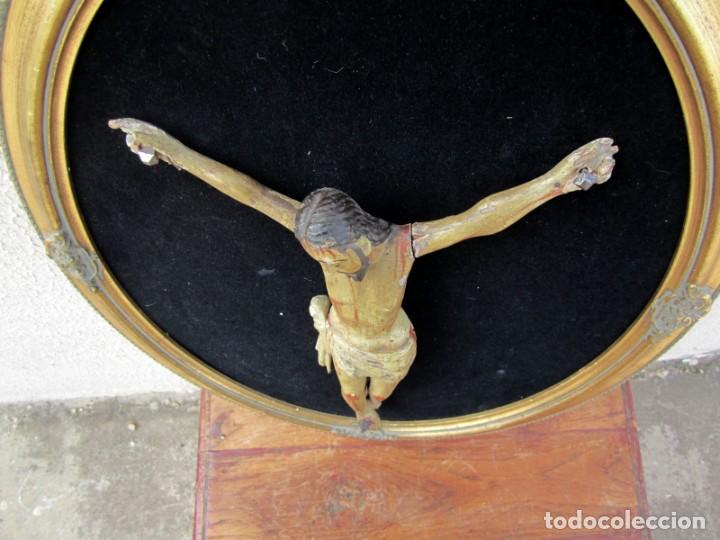 Antig&uuml;edades: Cristo en madera tallada y policromada, en marco ovalado - Foto 9