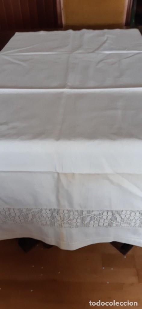 Antiquit&auml;ten: ANTIGUA TOALLA DE CREP&Eacute; CON ENTRED&Oacute;S DE CROCHET Y VAINICA. HECHA A MANO.