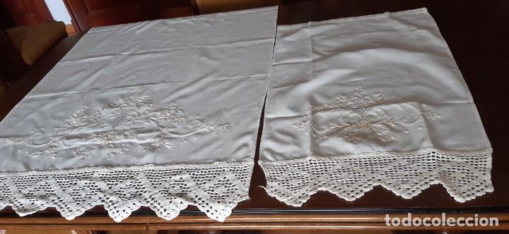 Antiguidades: CONJUNTO DE DOS TOALLAS BORDADAS A MANO CON CROCHET.