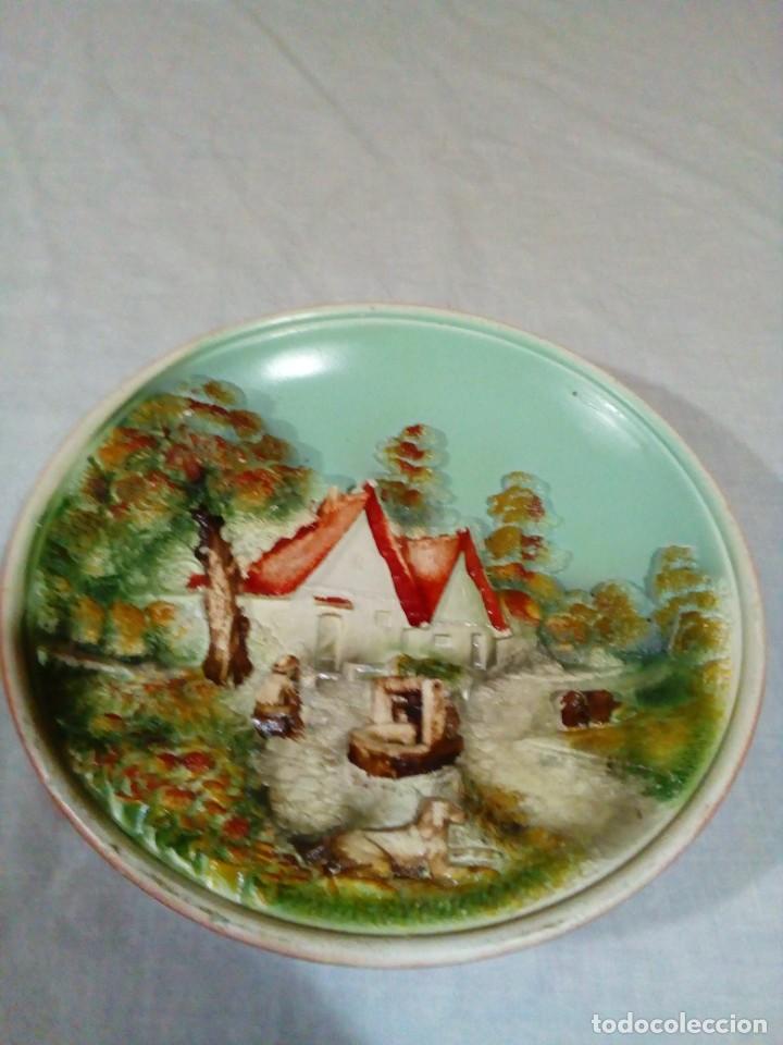 Antig&uuml;edades: bonito plato con relieve - Foto 2