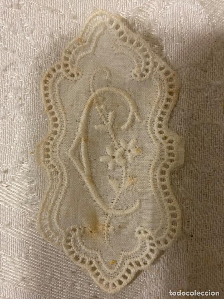 Antiquit&auml;ten: C-33. Fin&iacute;sima inicial capital letra &ldquo;C&rdquo; bordada.