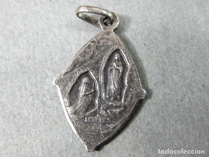 Antig&uuml;edades: MEDALLA DE PLATA DE NUESTRA SE&Ntilde;ORA DE LOURDES - Foto 2