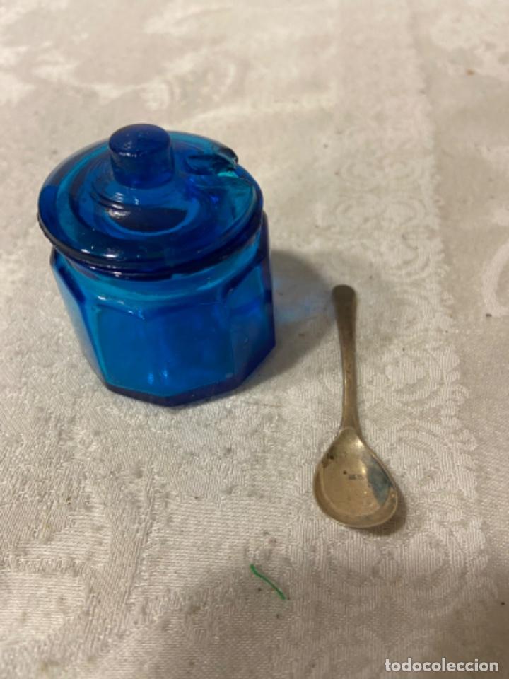 Antiquit&eacute;s: C-40. Especiero azul vidrio azul con cucharilla de plata contrastada.