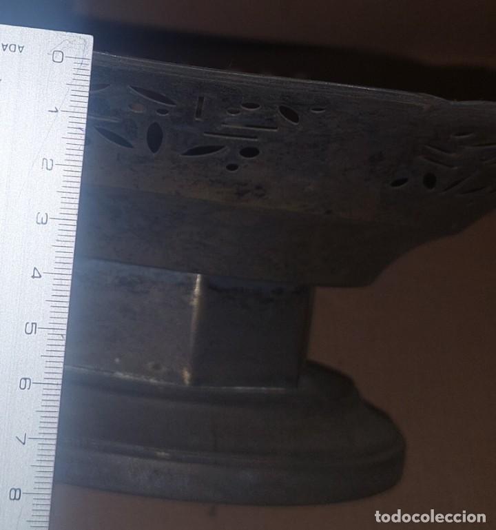 Antig&uuml;edades: 2 antiguos centros de mesa de metal - Foto 11