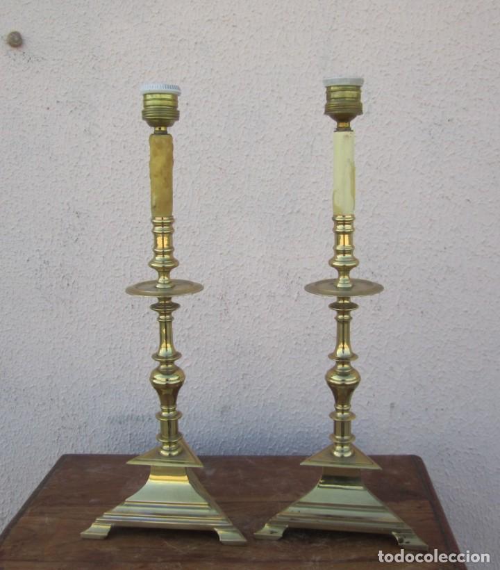 Antig&uuml;edades: Pareja de candelabros de bronce con base triangular SXX - Foto 1