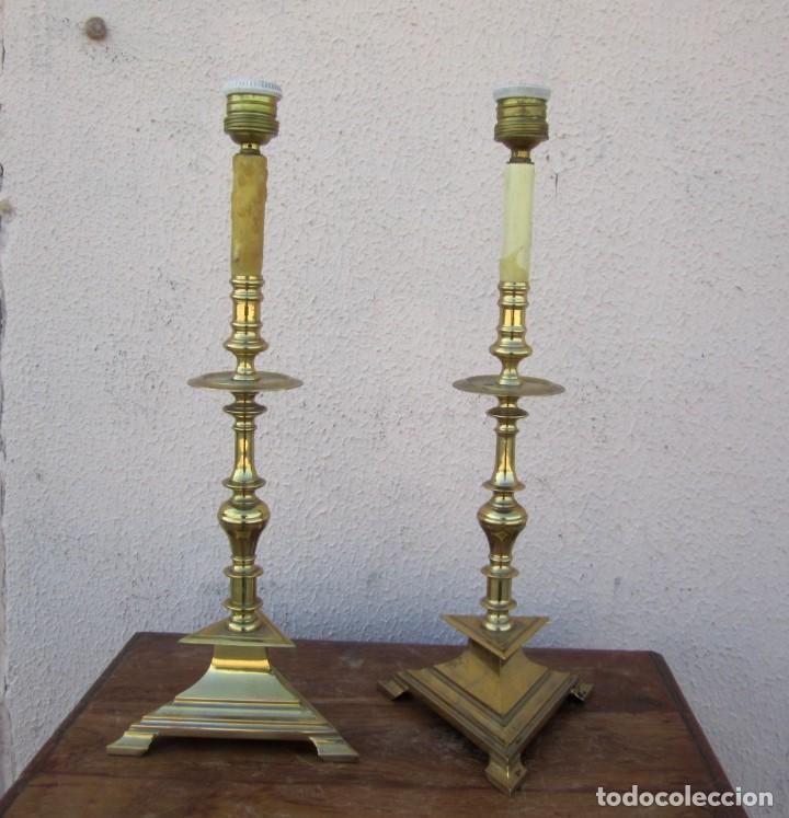 Antig&uuml;edades: Pareja de candelabros de bronce con base triangular SXX - Foto 2