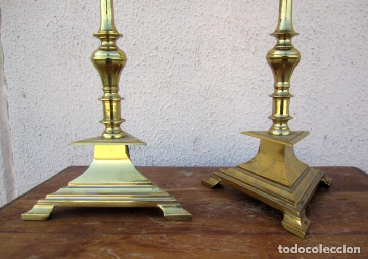 Antig&uuml;edades: Pareja de candelabros de bronce con base triangular SXX - Foto 3