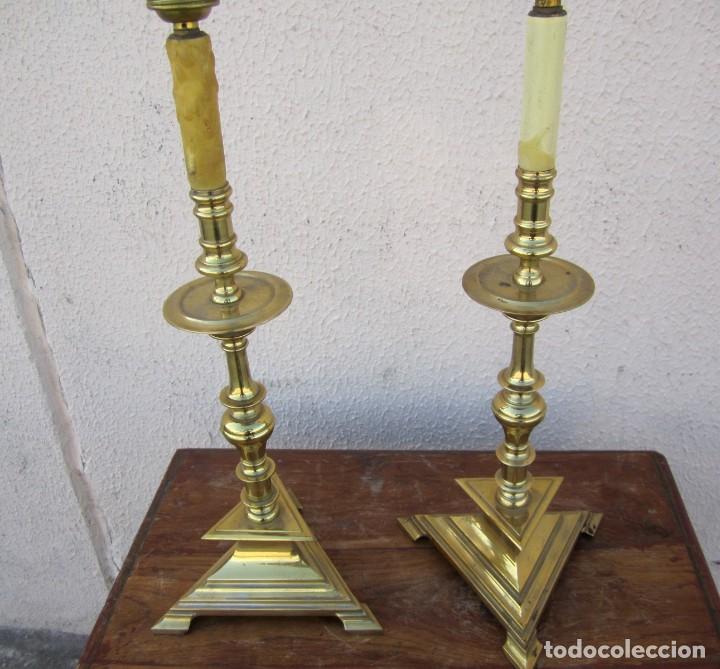 Antig&uuml;edades: Pareja de candelabros de bronce con base triangular SXX - Foto 4