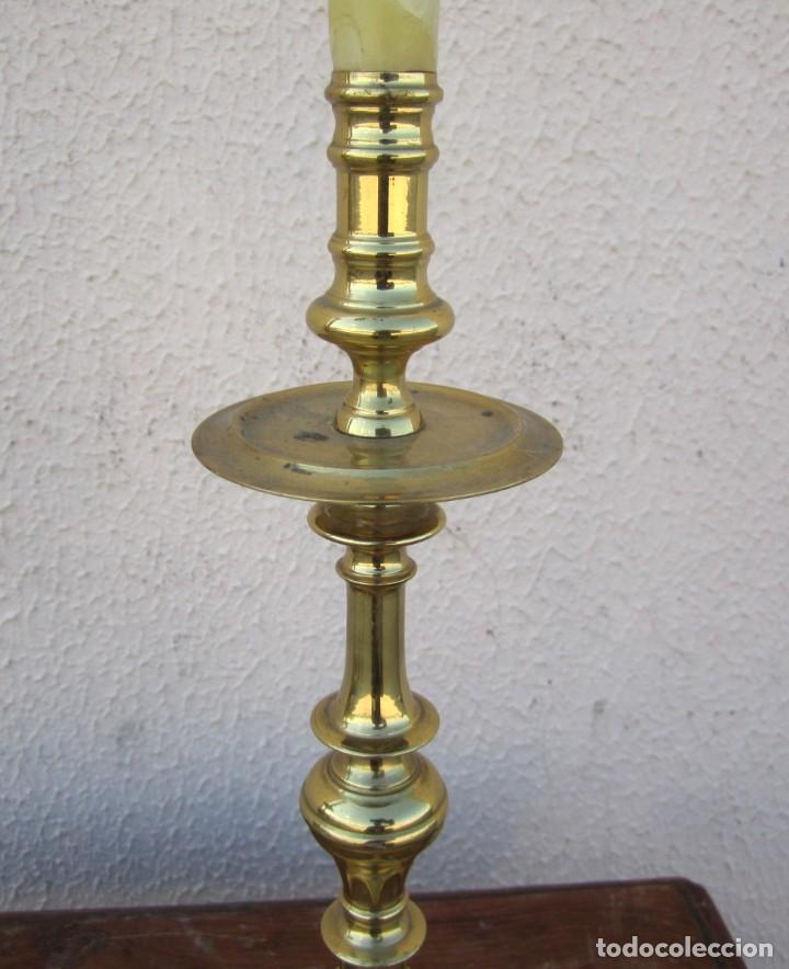 Antig&uuml;edades: Pareja de candelabros de bronce con base triangular SXX - Foto 5