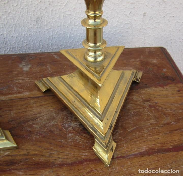 Antig&uuml;edades: Pareja de candelabros de bronce con base triangular SXX - Foto 6