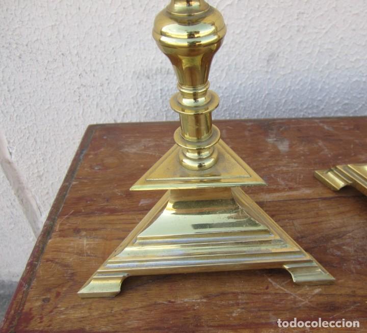 Antig&uuml;edades: Pareja de candelabros de bronce con base triangular SXX - Foto 7