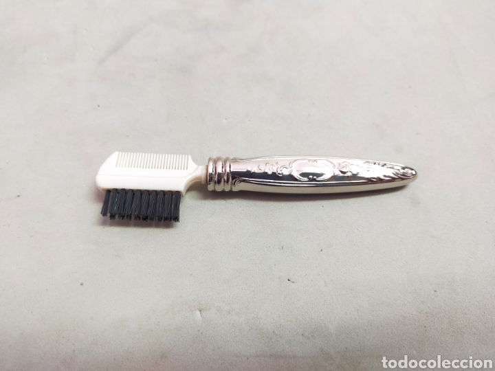 Antiquit&auml;ten: CAPILLO, CEPILLITO Y PEINE CON MANGO EN METAL PLATEADO.