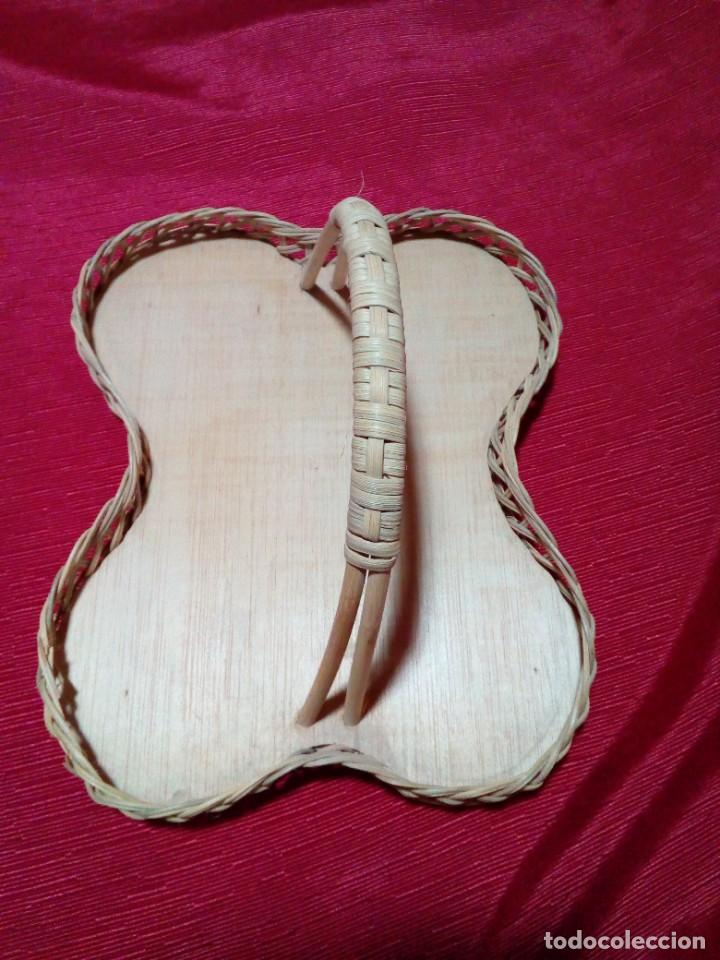 Antig&uuml;edades: bandeja de madera y mimbre - Foto 2