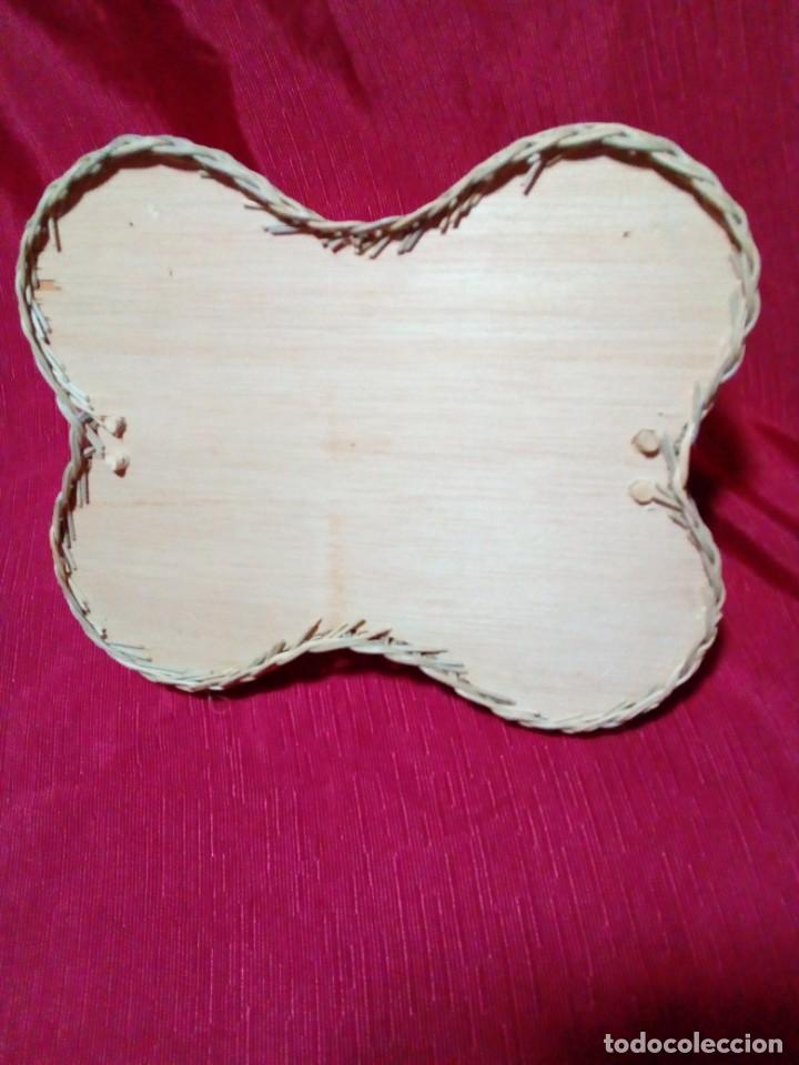 Antig&uuml;edades: bandeja de madera y mimbre - Foto 3