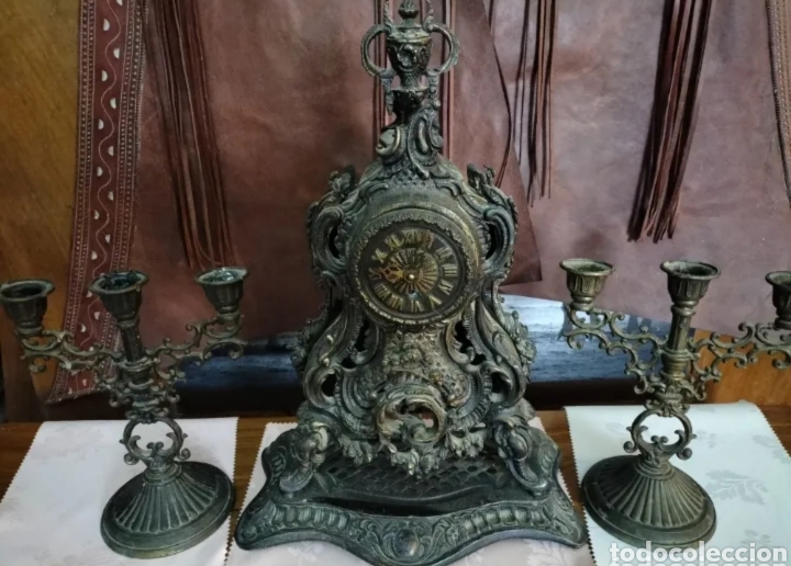 Antiguidades: Reloj y dos candelabros de hierro fundido