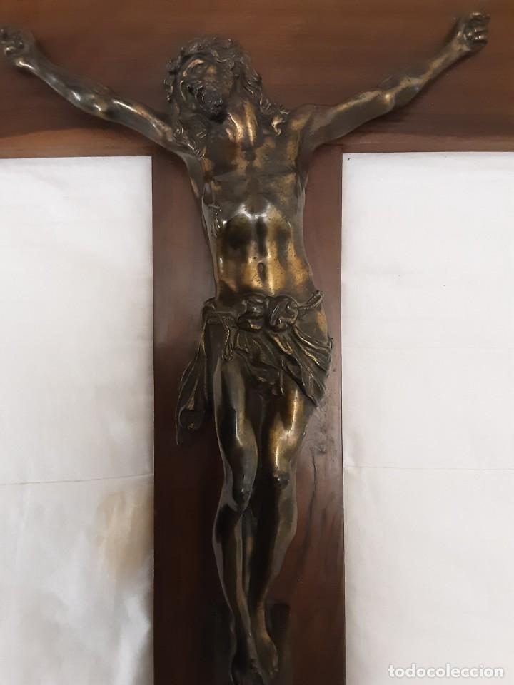 Antig&uuml;edades: Antiguo crucifijo de madera y bronce - Foto 1