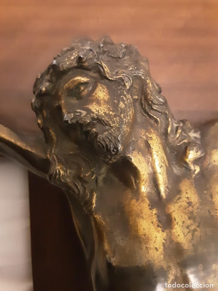 Antig&uuml;edades: Antiguo crucifijo de madera y bronce - Foto 3