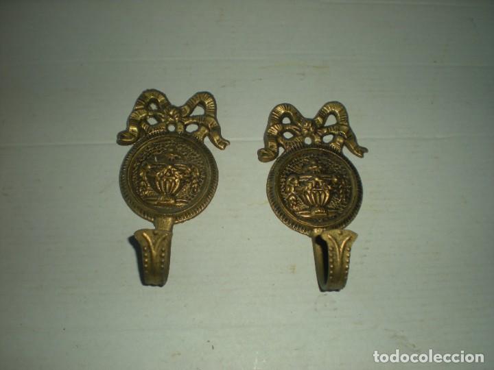 Antiquit&auml;ten: PAREJA DE SOPORTES PARA COLGAR EN LATON LABRADO DORADO 10x6xm