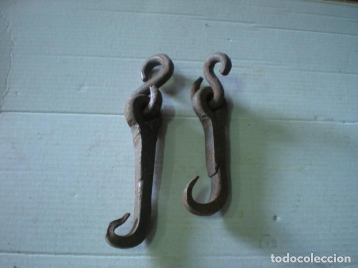 Antig&uuml;edades: DOS CLAVOS CON ANILLAS DE COLECCION - Foto 1