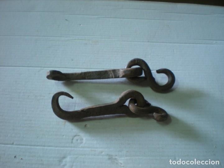 Antig&uuml;edades: DOS CLAVOS CON ANILLAS DE COLECCION - Foto 2