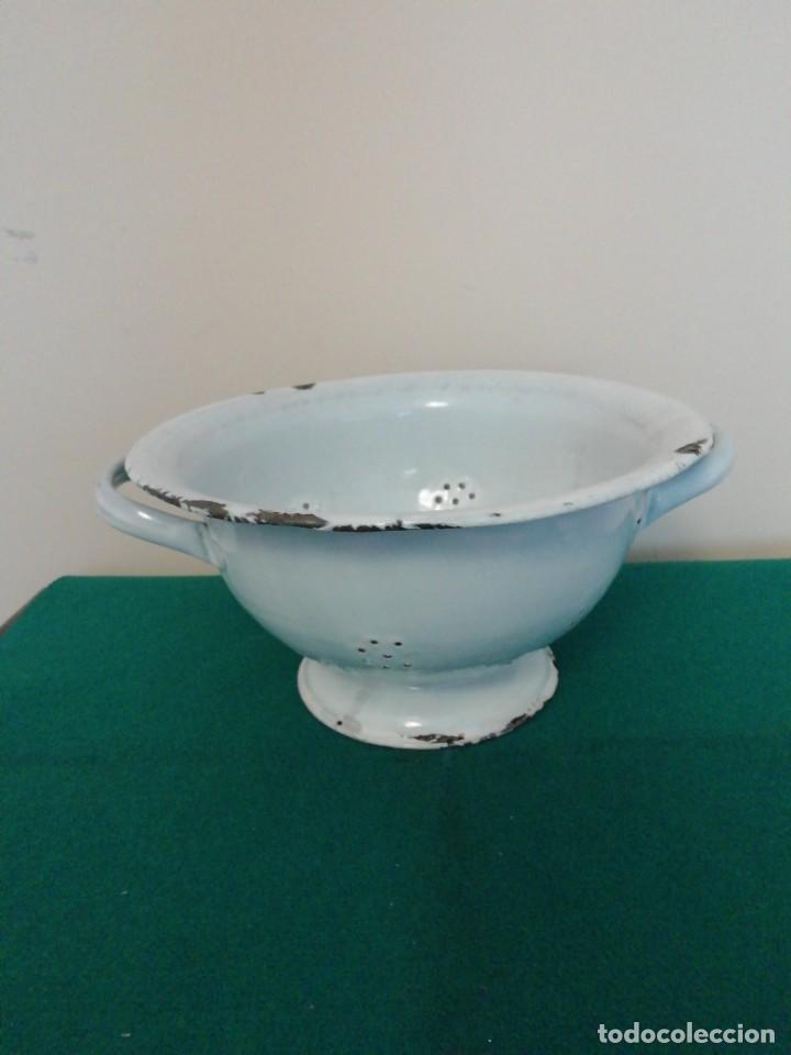 Antig&uuml;edades: Colador de hierro esmaltado blanco. - Foto 1