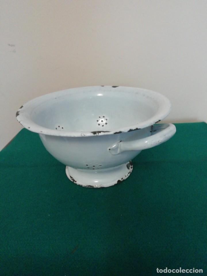Antig&uuml;edades: Colador de hierro esmaltado blanco. - Foto 2