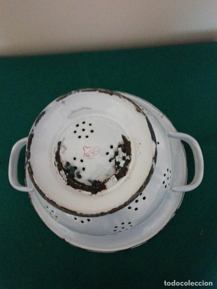 Antig&uuml;edades: Colador de hierro esmaltado blanco. - Foto 4