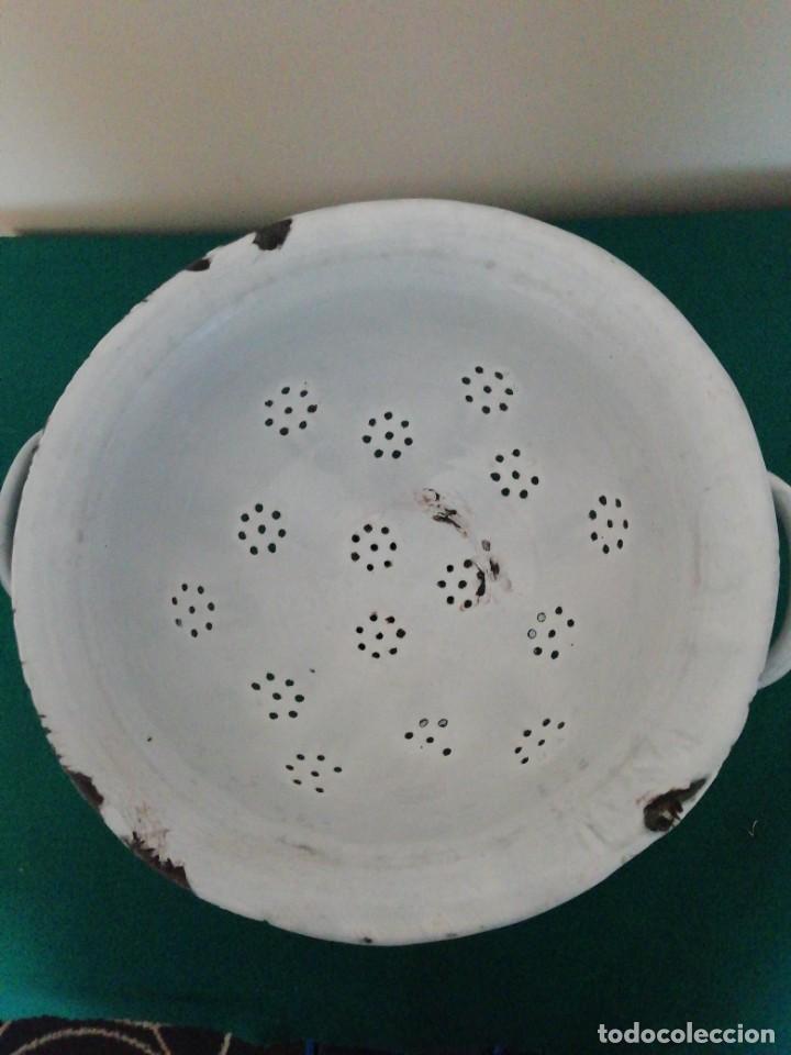 Antig&uuml;edades: Colador de hierro esmaltado blanco. - Foto 5