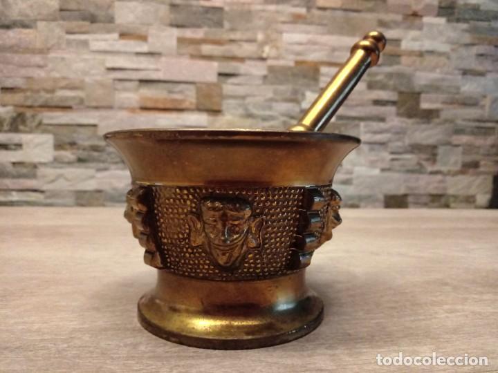 Antig&uuml;edades: Antiguo almirez o mortero de bronce y mano - Foto 1