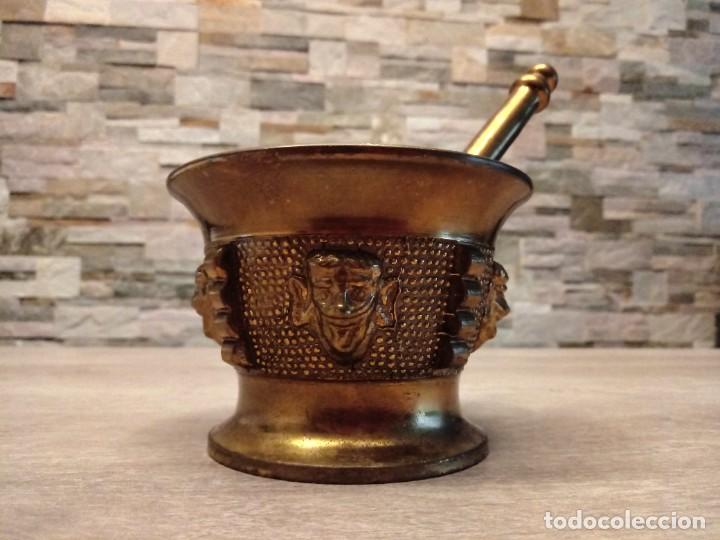 Antig&uuml;edades: Antiguo almirez o mortero de bronce y mano - Foto 2