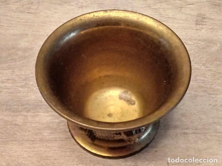 Antig&uuml;edades: Antiguo almirez o mortero de bronce y mano - Foto 5