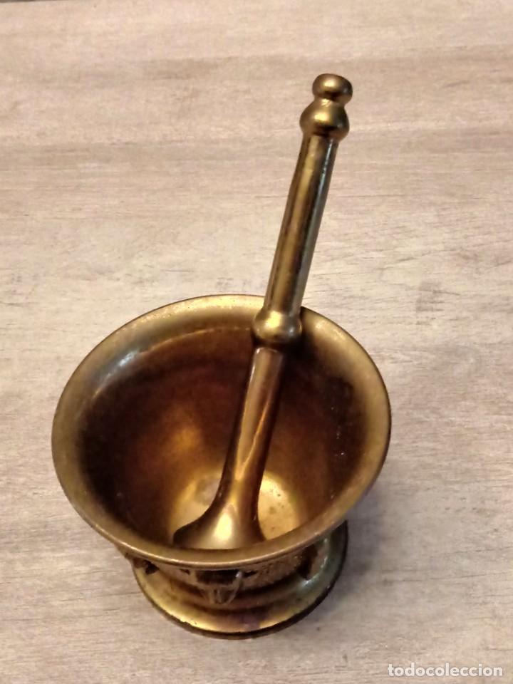Antig&uuml;edades: Antiguo almirez o mortero de bronce y mano - Foto 6