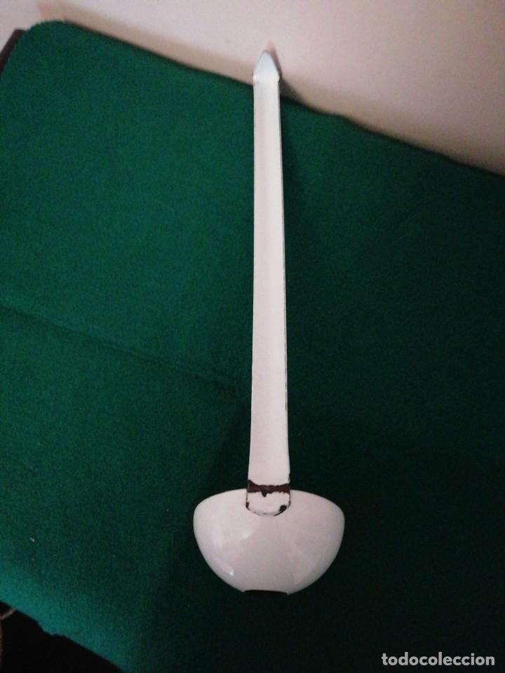 Antig&uuml;edades: Cuchar&oacute;n de hierro esmaltado blanco - Foto 2