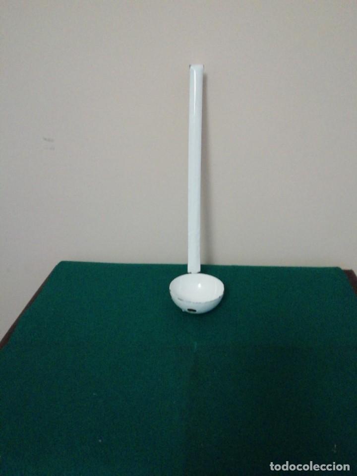 Antig&uuml;edades: Cuchar&oacute;n de hierro esmaltado blanco - Foto 5