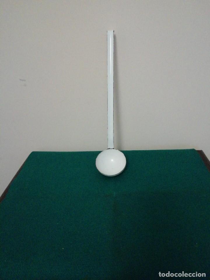 Antig&uuml;edades: Cuchar&oacute;n de hierro esmaltado blanco - Foto 1